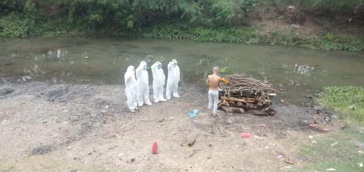 शव व्यवस्थापनमा सहयोग गर्दै माओवादी केन्द्र सिद्धार्थनगर